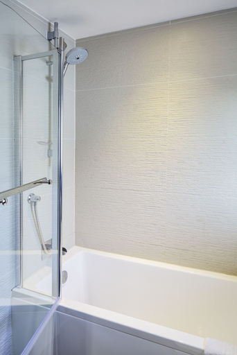Bathroom 5, Mercure Newbury West Grange Hotel, West Berkshire