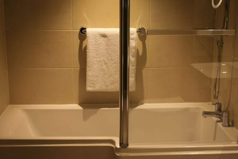 Bathroom 4, The Comet London Hatfield, Hertfordshire