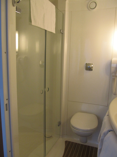 Bathroom 5, ibis Etampes, Essonne