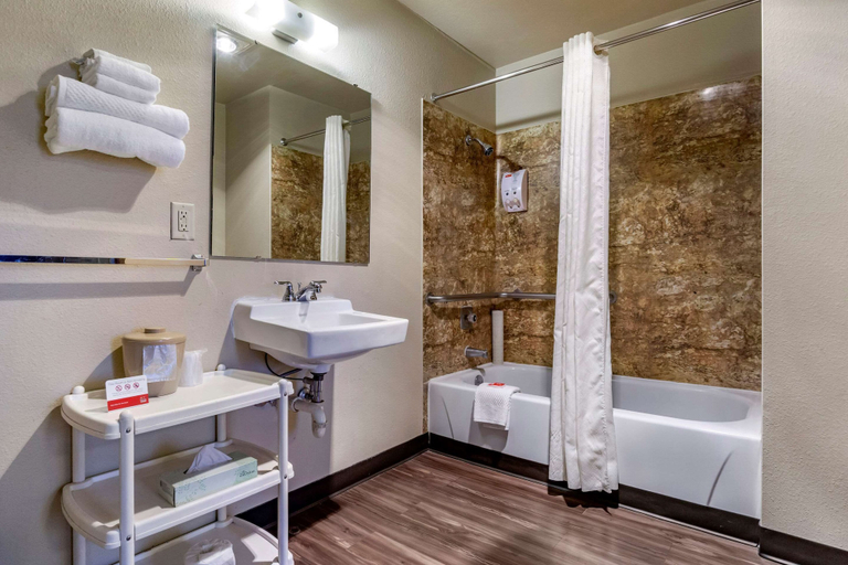 Bathroom 4, Econo Lodge Ellensburg Near University, Kittitas