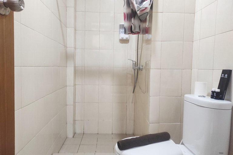 Bathroom 5, Luxury 2BR at Vida View Makassar Apartment By Travelio, Makassar