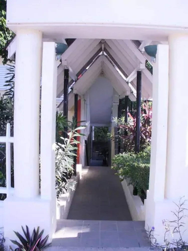 Exterior & Views 2, Pineapple Court Hotel