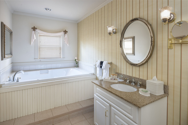 Bathroom 5, The Inn at Thorn Hill & Spa, Carroll