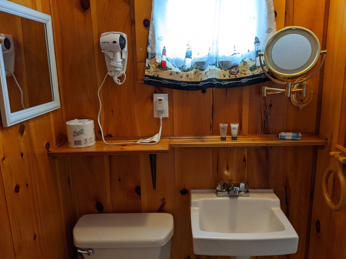 Bathroom 4, Isleview Motel and Cottages, Hancock