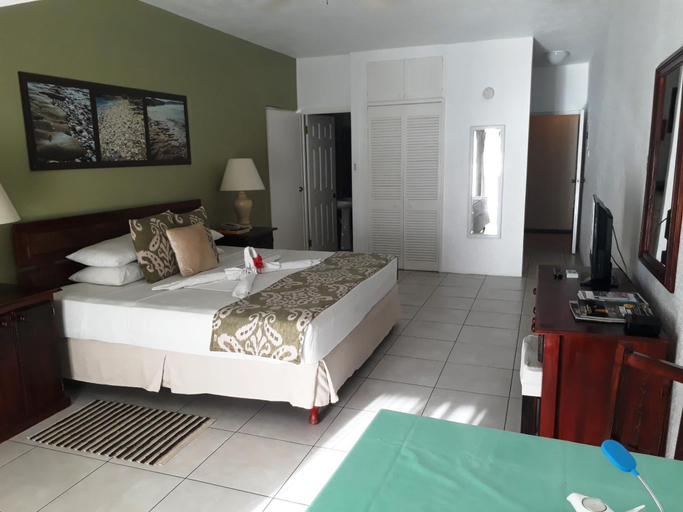Bedroom 3, Tropical Sunset Beach Apartment Hotel