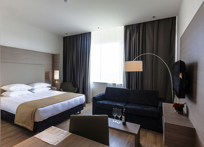 Bedroom 2, Ramada Encore by Wyndham Kyiv, Holosiïvs'kyi