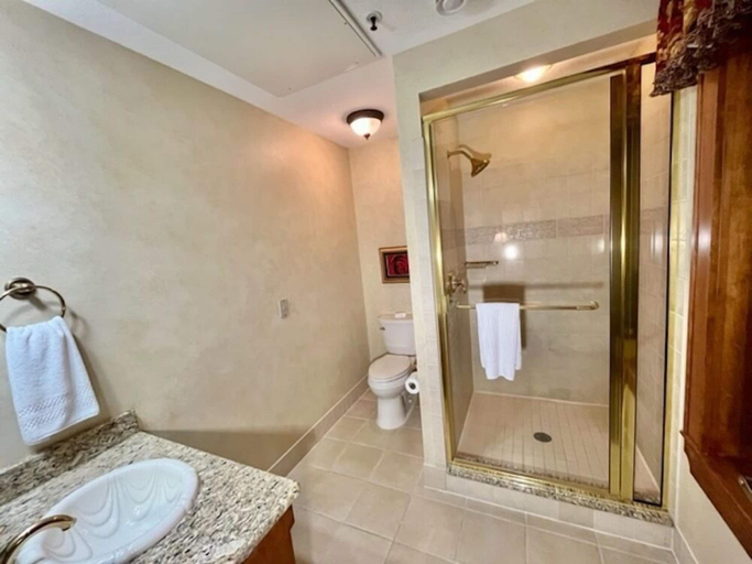 Bathroom 3, The Port Hotel, Ozaukee