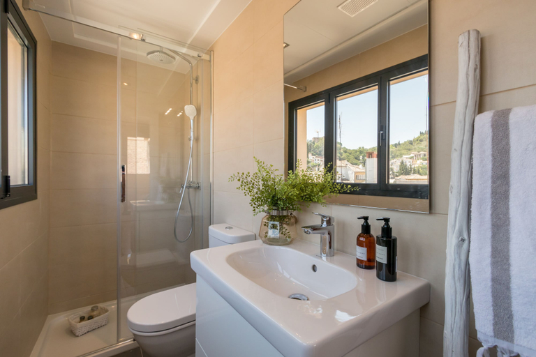 Bathroom 3, Chezmoihomes Plaza Nueva Penthouse, Granada
