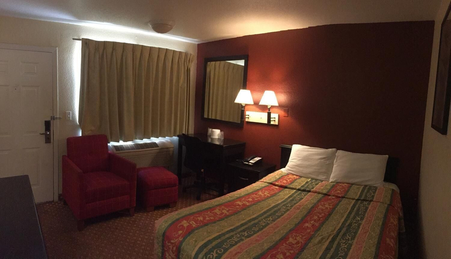Bedroom 4, Hilltop Inn & Suites, San Bernardino