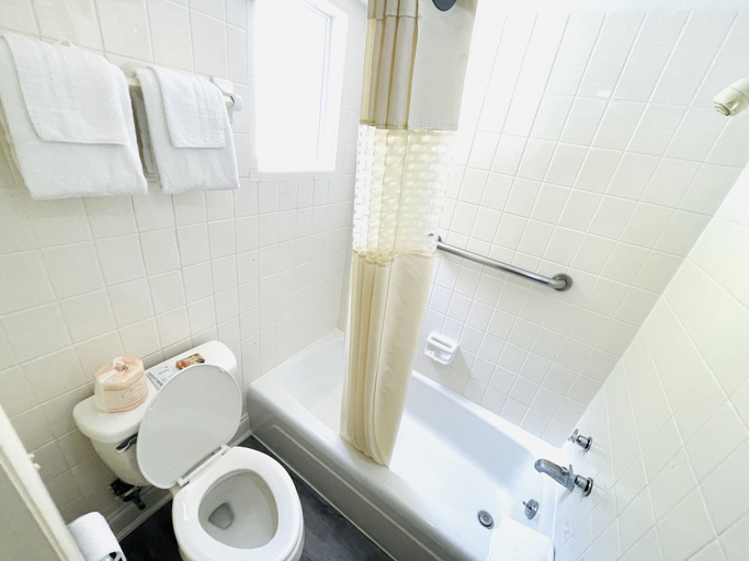 Bathroom 5, Relax Inn Perry, Houston