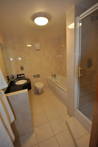 Bathroom 4, The Wiltshire Hotel, Golf and Leisure Resort, Wiltshire