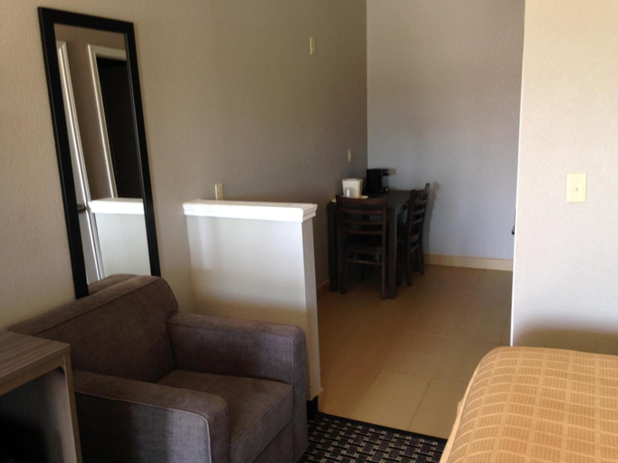 Bedroom 3, Scottish Inns & Suites, La Salle