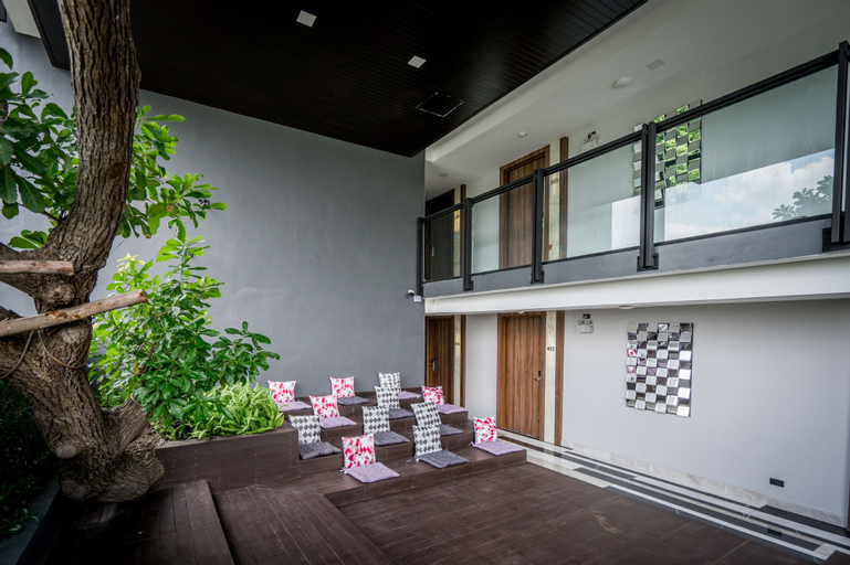 Exterior & Views 11