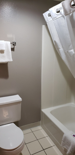 Bathroom 3, Motel 6 Kewanee, IL, Henry