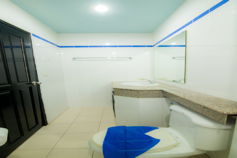 Bathroom 2, DE Apartment, Pattaya
