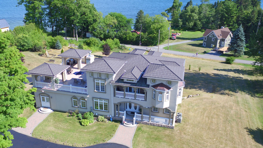 Exterior & Views