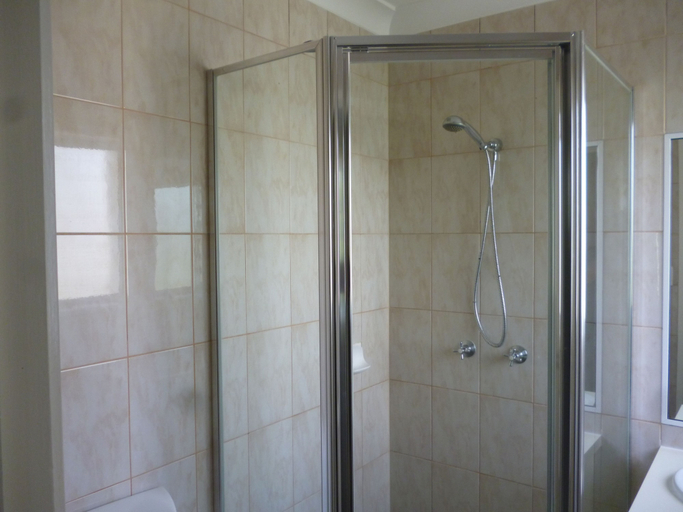Bathroom 4, Le Lavandou Holiday Apartments, Gold Coast