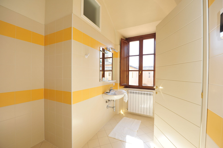 Bathroom 5, Chiostro delle Monache Hostel Volterra, Pisa