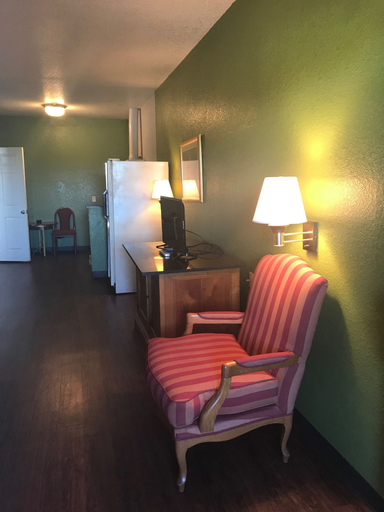 Bedroom 2, Day N Night Inn, Bell