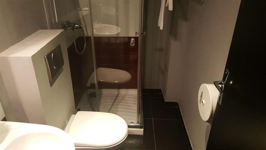Bathroom 3, Café hôtel de l'Avenir, Seine-Saint-Denis