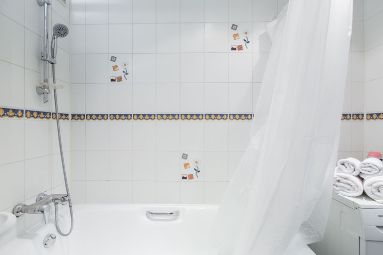 Bathroom 2, GoodAps Bolshoy Tatarskiy Pereulok, Central