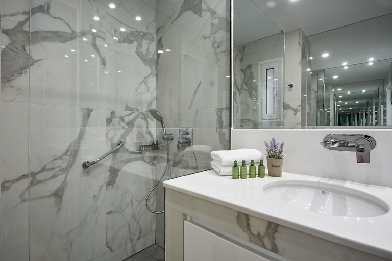 Bathroom 3, Luxurious Spacious Apt next  Hilton Area, Attica
