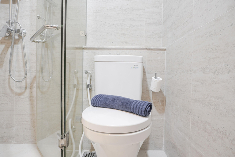 Bathroom 5, Warm and Elegant 1BR at Gold Coast Apartment By Travelio, Jakarta Utara