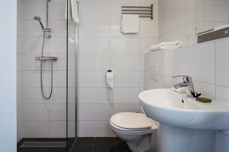 Bathroom 4, Pension Homeland, Amsterdam