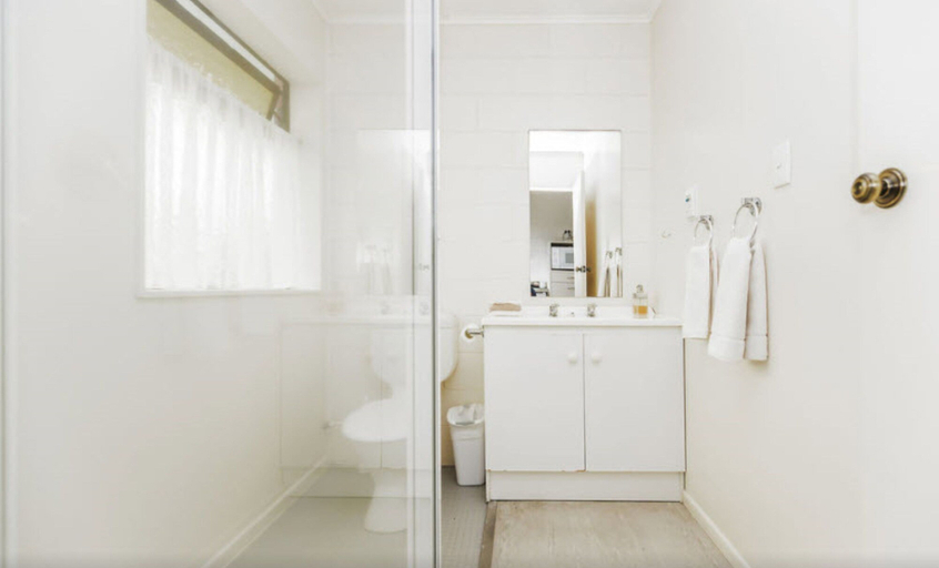 Bathroom 4, Foreshore Motor Lodge, Hutt city