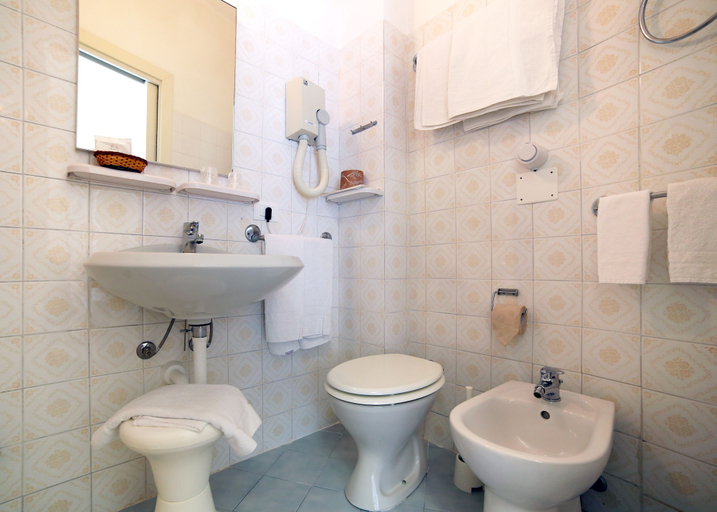 Bathroom 4, Hotel Mayola, Imperia