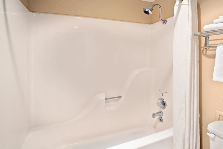 Bathroom 4, Travelodge by Wyndham Beckley, Raleigh