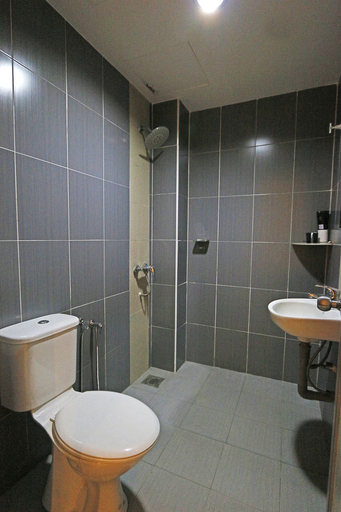 Bathroom 3, Swing & Pillows @ Golden Roof Hotel Falim, Ipoh, Kinta