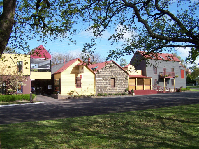 Exterior & Views