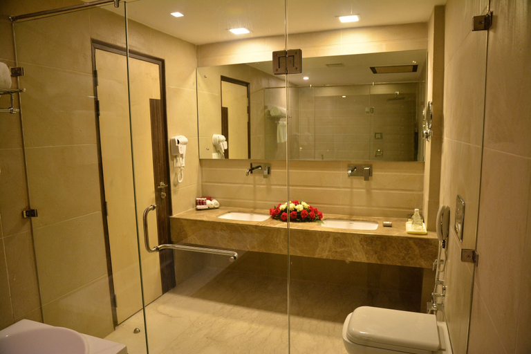 Bathroom 3, Grand Plaza Lords Inn Jammu, Jammu