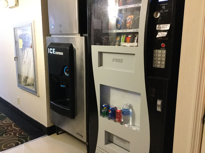 Food & Drinks 5, Super 8 by Wyndham Waycross GA, Ware