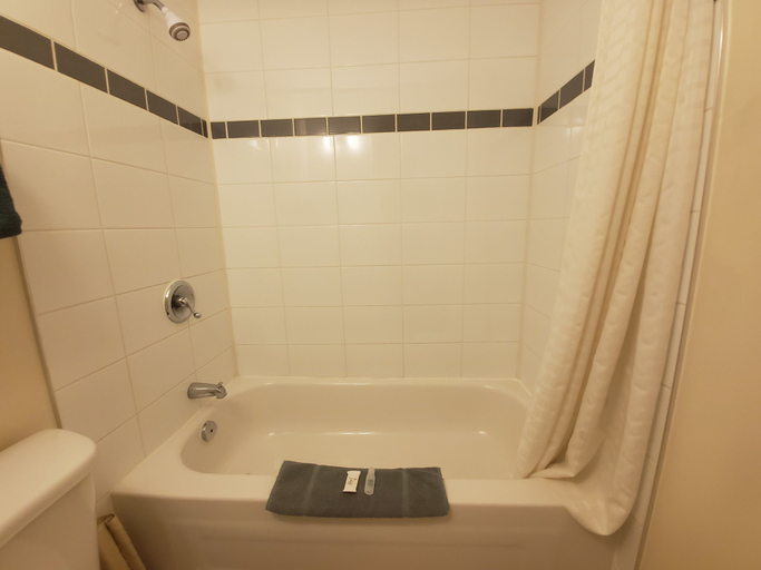 Bathroom 4, The Battlefords Inn, Division No. 16