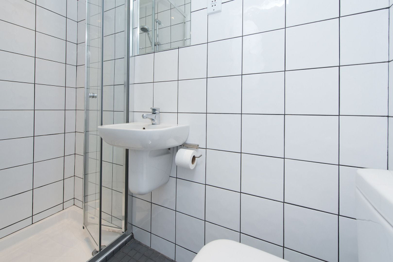 Bathroom 4, Crestfield Hotel, London