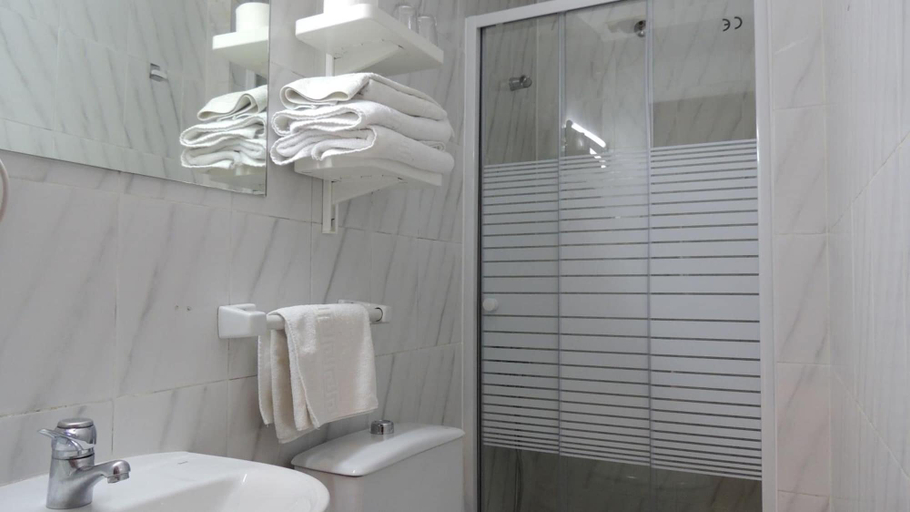 Bathroom 4, Hostal Cervantes, Madrid