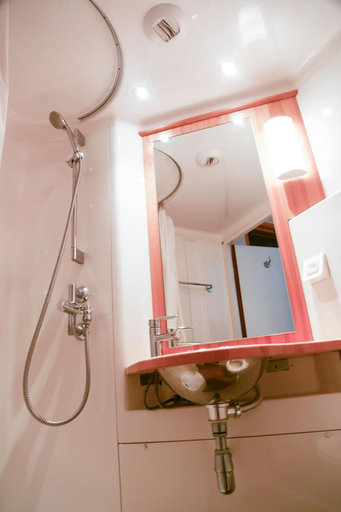 Bathroom 4, Bud Gett Hostels, Groningen