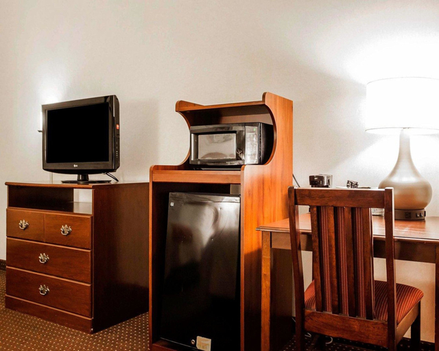 Bedroom 2, Quality Inn, Callaway