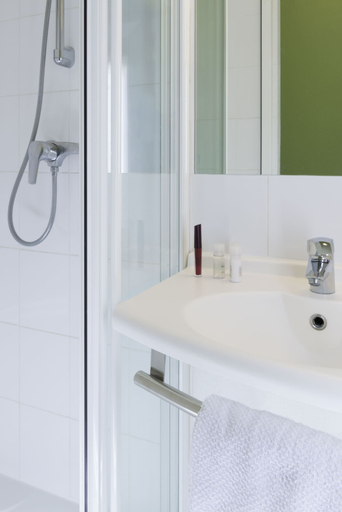 Bathroom 4, ibis budget Lyon Eurexpo Chassieu, Rhône