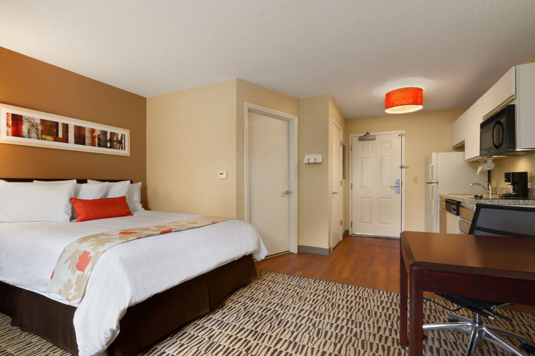 Bedroom 4, Suburban Studios Charlotte – Executive Park, Mecklenburg