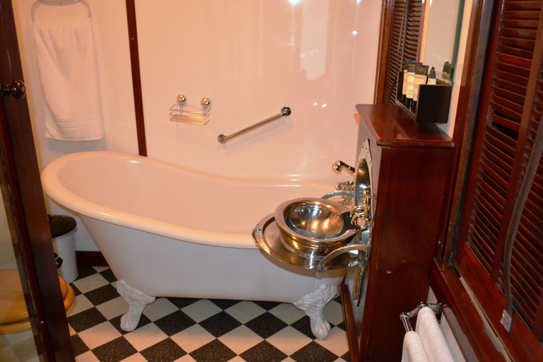 Bathroom 5, Santos Express Train Lodge - Hostel, Eden