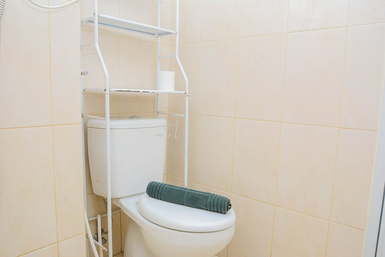 Bathroom 5, Comfy Studio at The Springlake Summarecon Apartment By Travelio, Bekasi