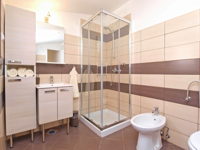 Bathroom 4, Apartment 1380, Pula