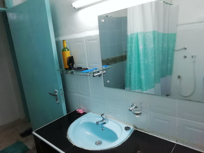 Bathroom 3, Sun n the Sea House, Malindi