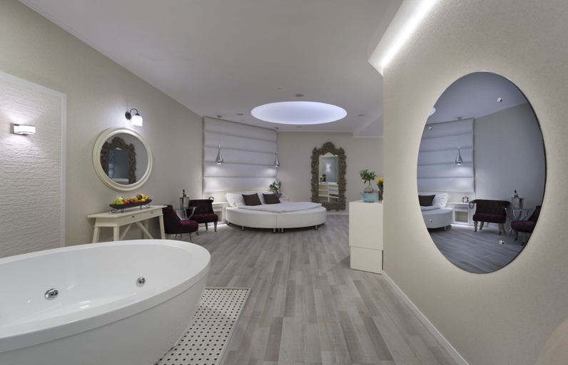 Bathroom 5, Garden Hotel