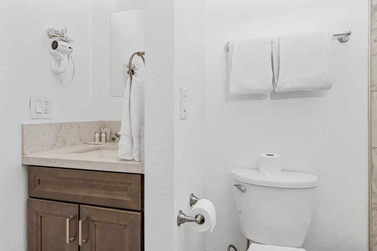 Bathroom 4, Big Bear Lakefront Lodge, San Bernardino