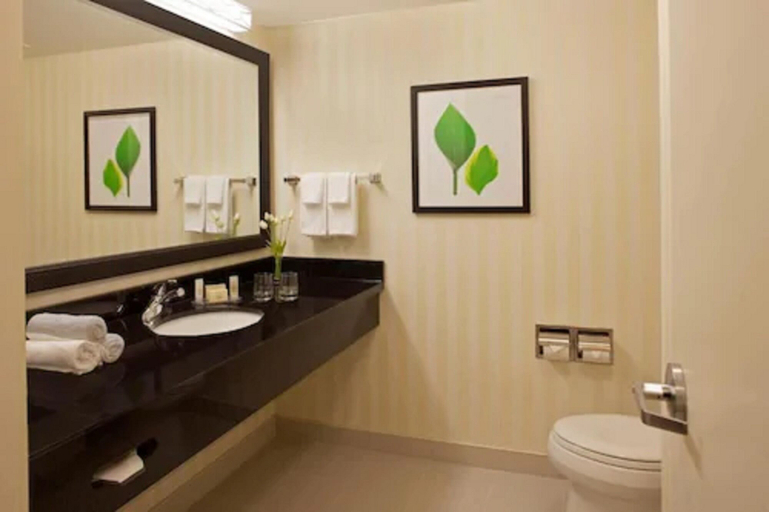 Bathroom 5, Fairfield Inn & Suites by Marriott Toronto Mississauga, Peel