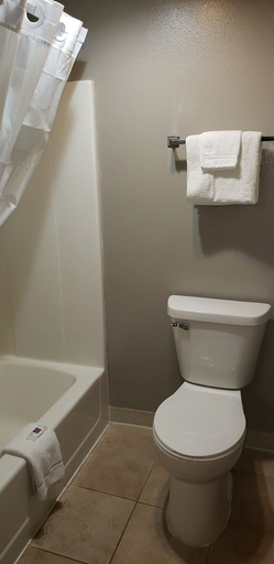 Bathroom 5, Motel 6 Kewanee, IL, Henry